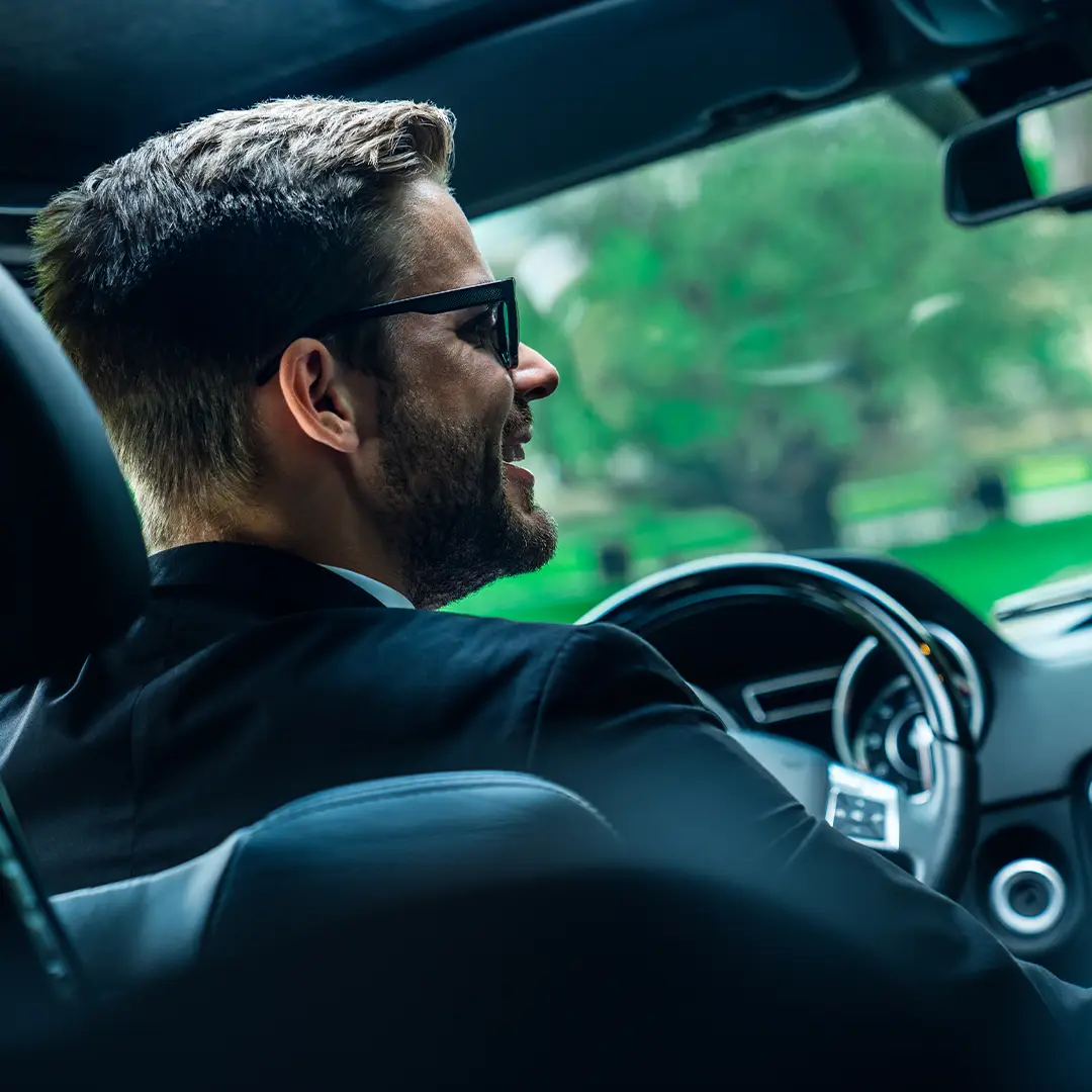 Chauffeur VTC professionnel au volant, prestation premium
