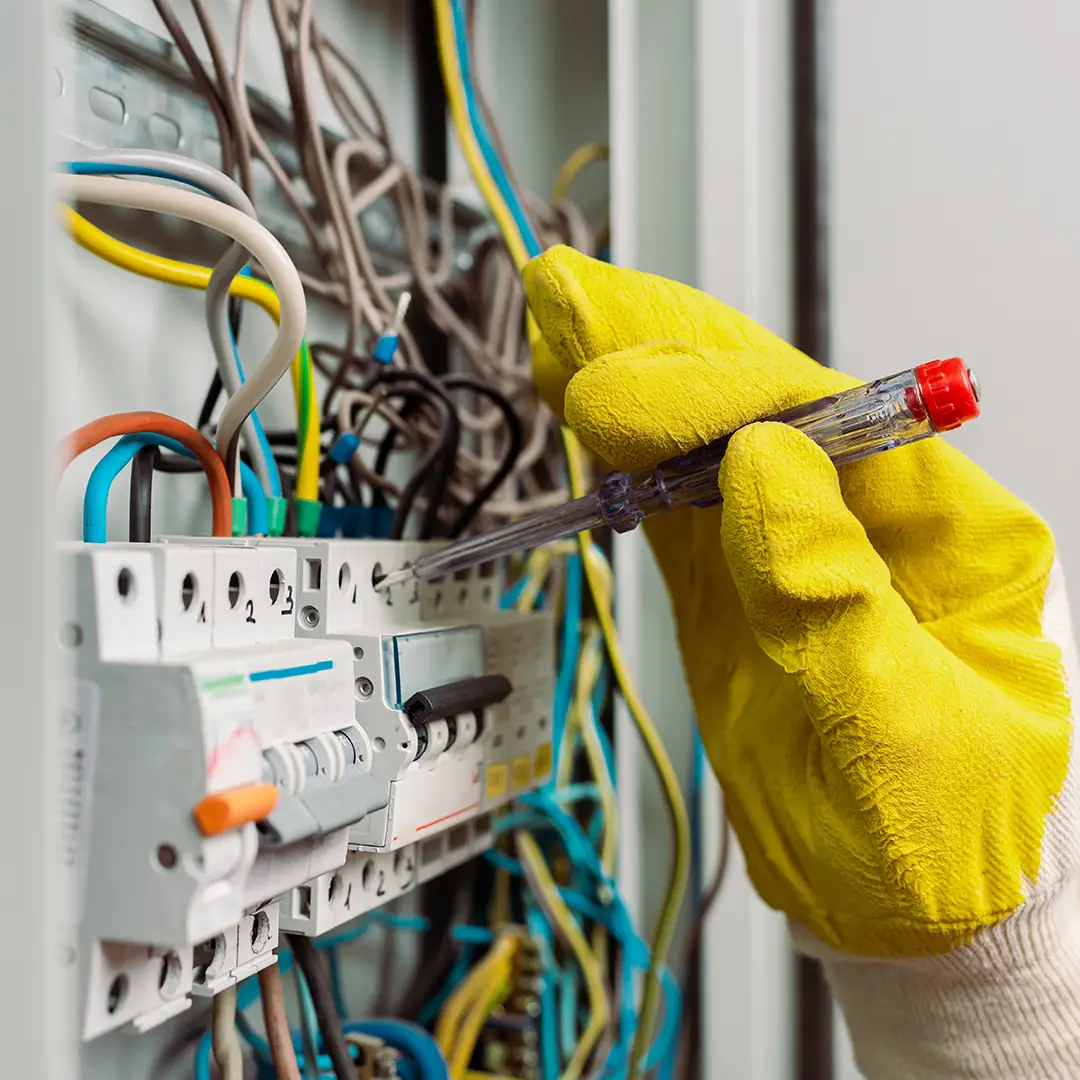 Électricien au travail, site internet adapté au métier